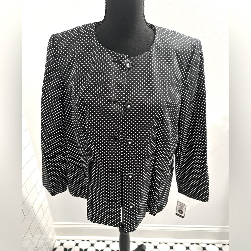 Nine West. NWT SIZE 10. Black and white polka dot jacket, 3/4 sleeves.